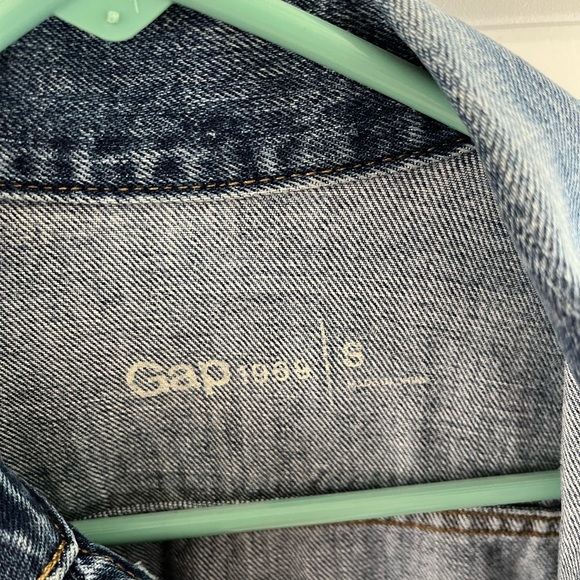 Gap Women's Blue Denim Jacket size small, perfect for summer! - Picture 2 of 2
